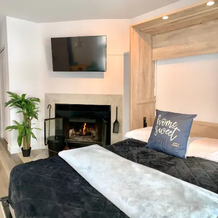 Luxurious condo in downtown Magog with wood fireplace and pool