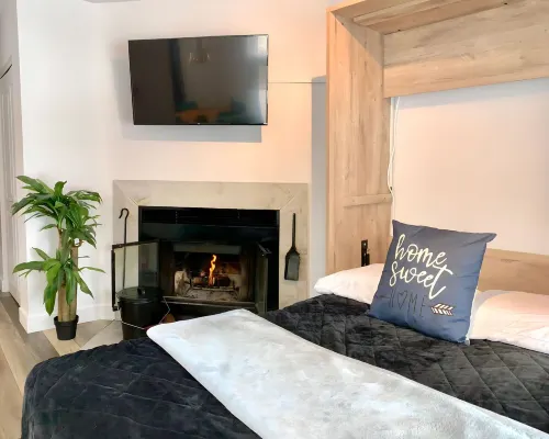 Luxurious condo in downtown Magog with wood fireplace and pool Hotels in Magog
