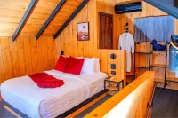 Cozy romantic cabin with jacuzzi near La Fortuna and Arenal Volcano, Costa Rica