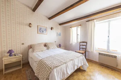 House l'oustaou les 2 oliviers Hotels near Camping Le Moulin