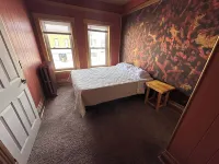 Fun 2-bedroom downtown 2nd floor loft style apartment with WiFi and theater room -  Privatzimmer