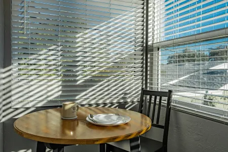 Adorable 1-bedroom home w/ Full Kitchen & Parking - Sleeps 4 Отели рядом с достопримечательностью «Harry P Leu Gardens»