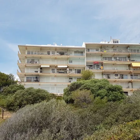Apartment facing the sea with pool and 2 bedrooms
