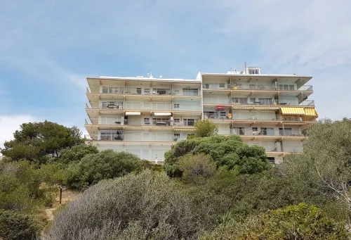 Apartment facing the sea with pool and 2 bedrooms