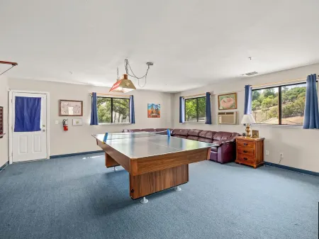 Ahwahneechee Lodge with Game Room, BBQ, Fire Pit