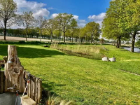 Tent Lodge with Sanitary Facilities at the Bedafse Bergen - Campsite Hoteles en Uden