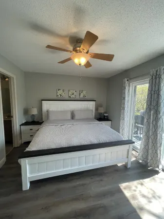 Eagles Nest - 3 Bedroom home with private dock - no wake cove