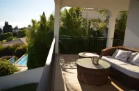 17 ° West, Lux. Inf. Pool villa, 5 minutes to the sandy beach, WiFi