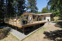 OCEAN FRONT/BEACH access, RENOVATED House Private Lot, PET Friendly, Short Term Hotels in Gabriola