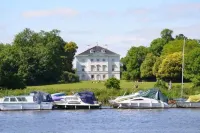 REFURBISHED! Townhouse studio apartment Hotels in Twickenham