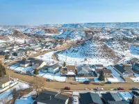 Casa Luz / New Hot Tub / BBQ Hotels in Drumheller
