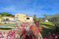 Mas aux oliviers residential area on the heights of st Rémy, quiet location