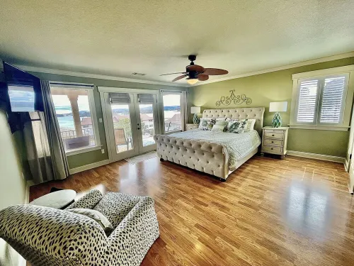 Next to horse races! On lake Hamilton