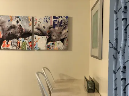 Gorgeous Freshly Remodeled Resort Home Steps From Lake