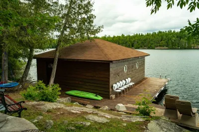 Lake Front cottage @ Muskoka Kee to Bala 주변 호텔