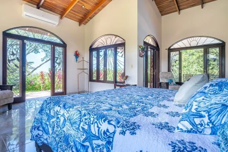 Beautiful Ocean Views, 15 minutes to the beach, Luxury Spanish Villa.