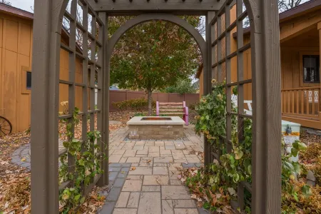 Retreat in Clear Lake, Iowa - GARAGE HANGOUT - Half block from Lake! Отели в г. Клир Лейк