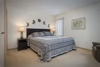 Charming Condo for Sun or SnowNear Lake Michigan & Ski Resorts3 King, 1 Queen