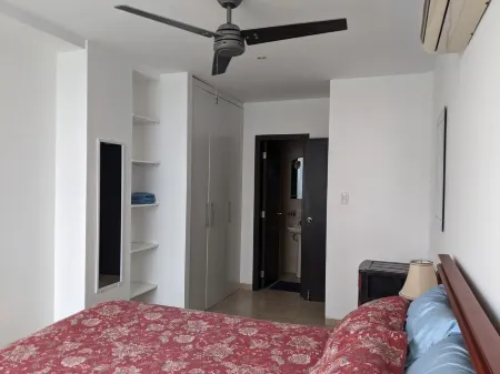 Spectacular Penthouse Ocean View Across From Beach. Free parking on Street!