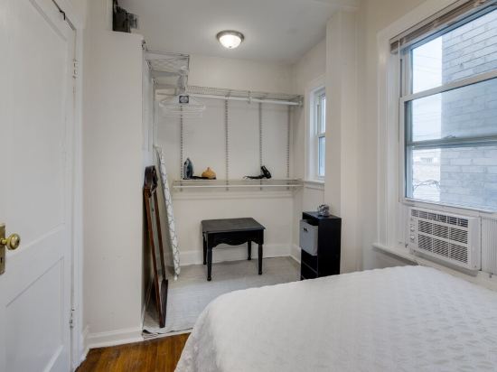Walkable Chicago Retreat : Cozy 2Br w/ Porch : Near Transit, Dining & Stadiums