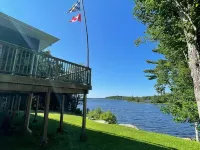 Blue Lodge with cozy winter garden and direct lake access Hotels in Lunenburg