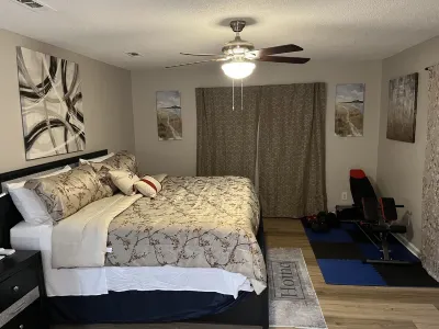 5 minutes to Fort Stewart , home of 3ID!!!Newly renovated ultra modern apartment