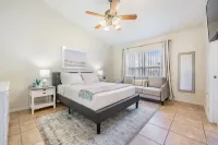 Entire home, Heated Pool, Lake view and Gazebo!