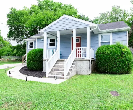 Sweet Peach Bungalow 2BR + laundry. One mile from I-75 yet quiet. Newly updated.