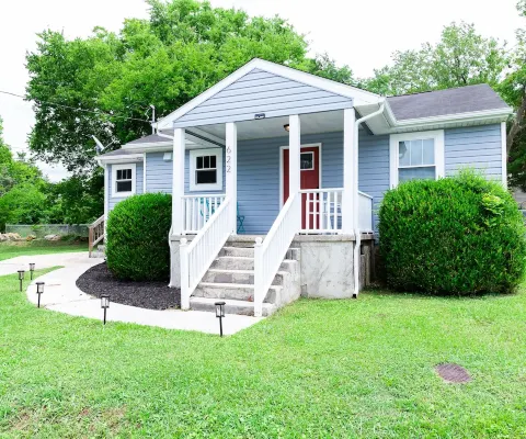 Sweet Peach Bungalow 2BR + laundry. One mile from I-75 yet quiet. Newly updated.