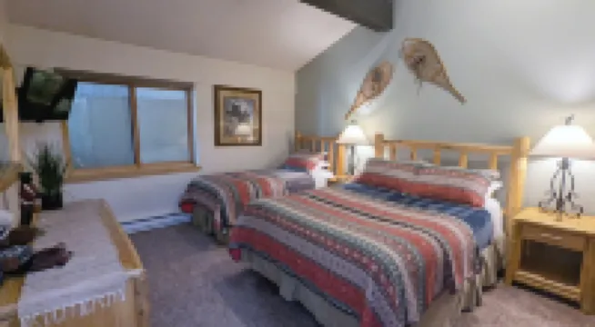 Luxury Condo w/ FREE WiFi, Parking, Heated Pool, Hot Tubs, Skier Shuttles