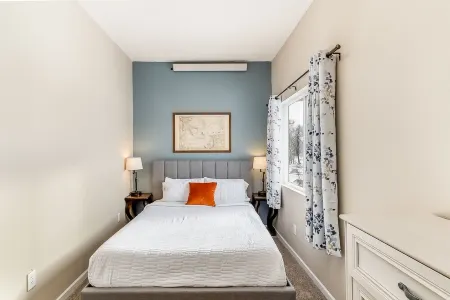 Beautiful 2-Bedroom Park View