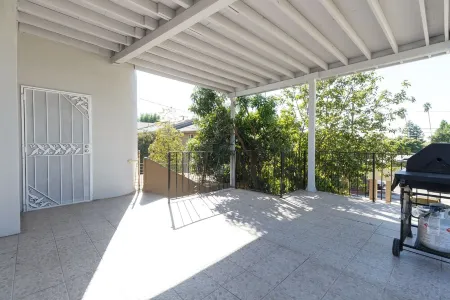 Cozy 3 bedroom 2 bath apartment in the heart of San Fernando Отели рядом с достопримечательностью «Valley Presbyterian Church»