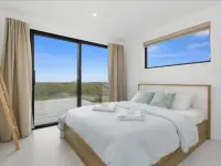 BEACHFRONT holiday home with stunning views& modern comforts -1h35 from Auckland