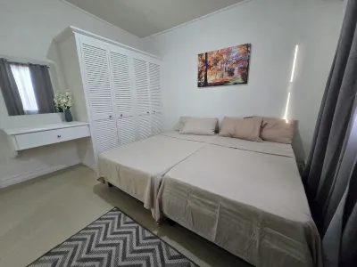 Authentic Suburban Retreat: AC Bedroom, Wi-Fi, 5 Mins to Bridgetown & Beach Các khách sạn ở 