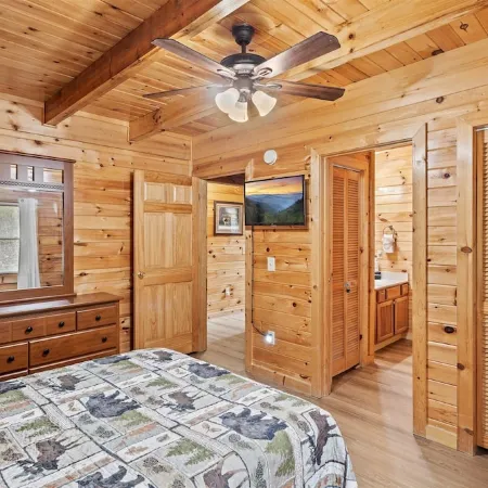 SMOKY MTN STAYS OFF LAKE w/POOL & HOT TUB