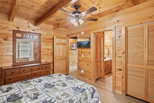 SMOKY MTN STAYS OFF LAKE w/POOL & HOT TUB