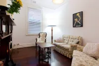 Gorgeous central Subiaco cottage - walk to Kings Park, cafes, restaurants, train Hotel a Subiaco