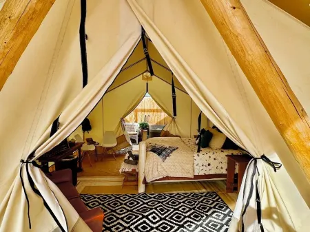 “Sunshine” Glamping, Private Bath + Hot Tub Отели рядом с достопримечательностью «Парк Уотерфронт»