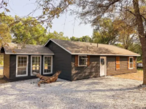 Cozy Cottage Located on the South Side of Grand Lake Hotels in Craig County