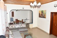 Cozy Double Room with Workspace and Private Bath in Kigali - บังกะโล