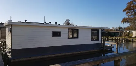 Poellodge , Houseboat With Nice Terrace and View