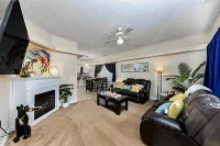 5 minutes to Cherry point! Family-sized townhouse with fireplace & balcony