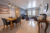 New! Cozy 2 Bedroom in BGC. Fast Wi-Fi and 58" TV