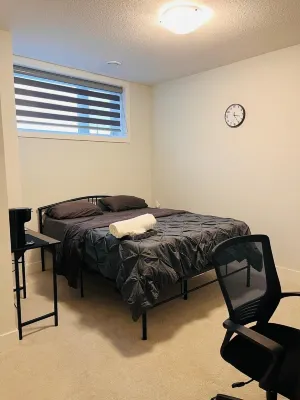 Cozy Urban Retreat: Private Room in a Friendly Shared Home Hotels near Walmart Supercentre