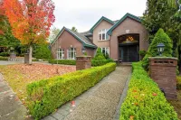 Luxury Italian-Style House-Whole 850 sf Ground Floor-1 Bed/1 Bath/1 Dining Hotel in zona Burquitlam Station Platform 2