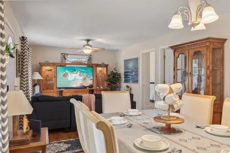 Modern Bungalow Home with Mid-Century Flair Отели в г. Спрингфилд