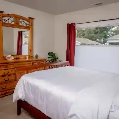 Colorful home & beautiful garden, ten minute walk to downtown Rooms