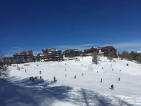 Ski in, ski out, from the bed onto the board..... Living right in the ski area at 2000m