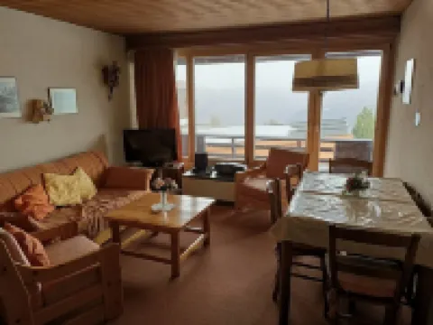 Ski in, ski out, from the bed onto the board..... Living right in the ski area at 2000m