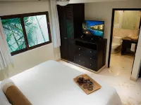 Oceanfront condo on beach w/ hot tub! Minutes walk to restaurants & bars! 2pools